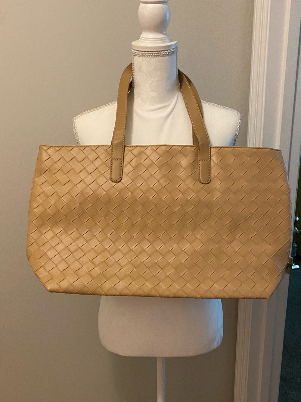 Unbranded Woven Faux Leather Tote Bag in Tan With Handles & Button Closure NWOT
